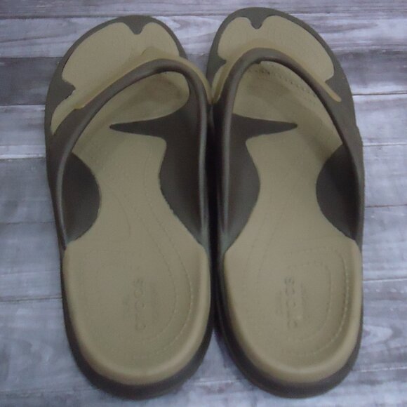 SIZE 13. Crocs classic men’s odor-resistant flip flop sandals. main image 4